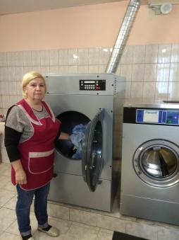 В прачечной имеется следующие технологическое оборудование: 2 стиральные машины, 2 сушильные машины, 1 гладильная доска, 3 шкафа для белья и одежды.